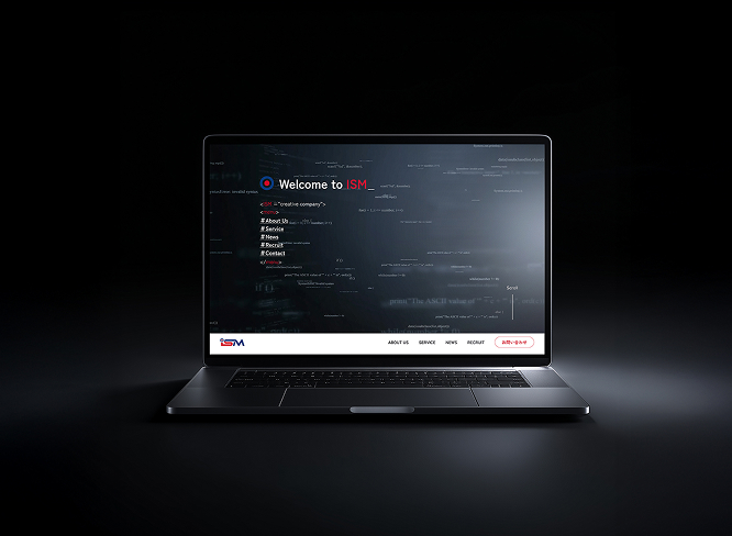 ノートパソコンに表示された企業のコーポレートサイトのトップページ